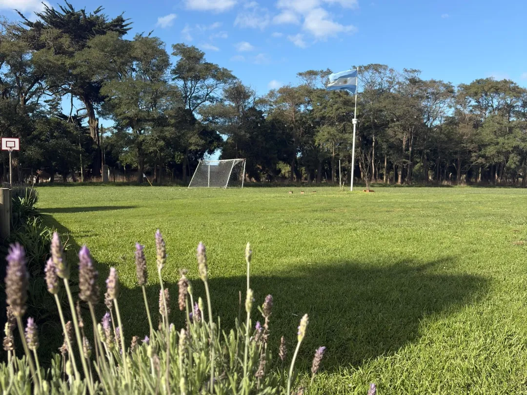 Cancha de fútbol con bandera en Quinta Amancay